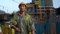 Chinesischer Bauarbeiter in Sri Lanka: China finanziert im grossen Stil Projekte in Schwellenländern.