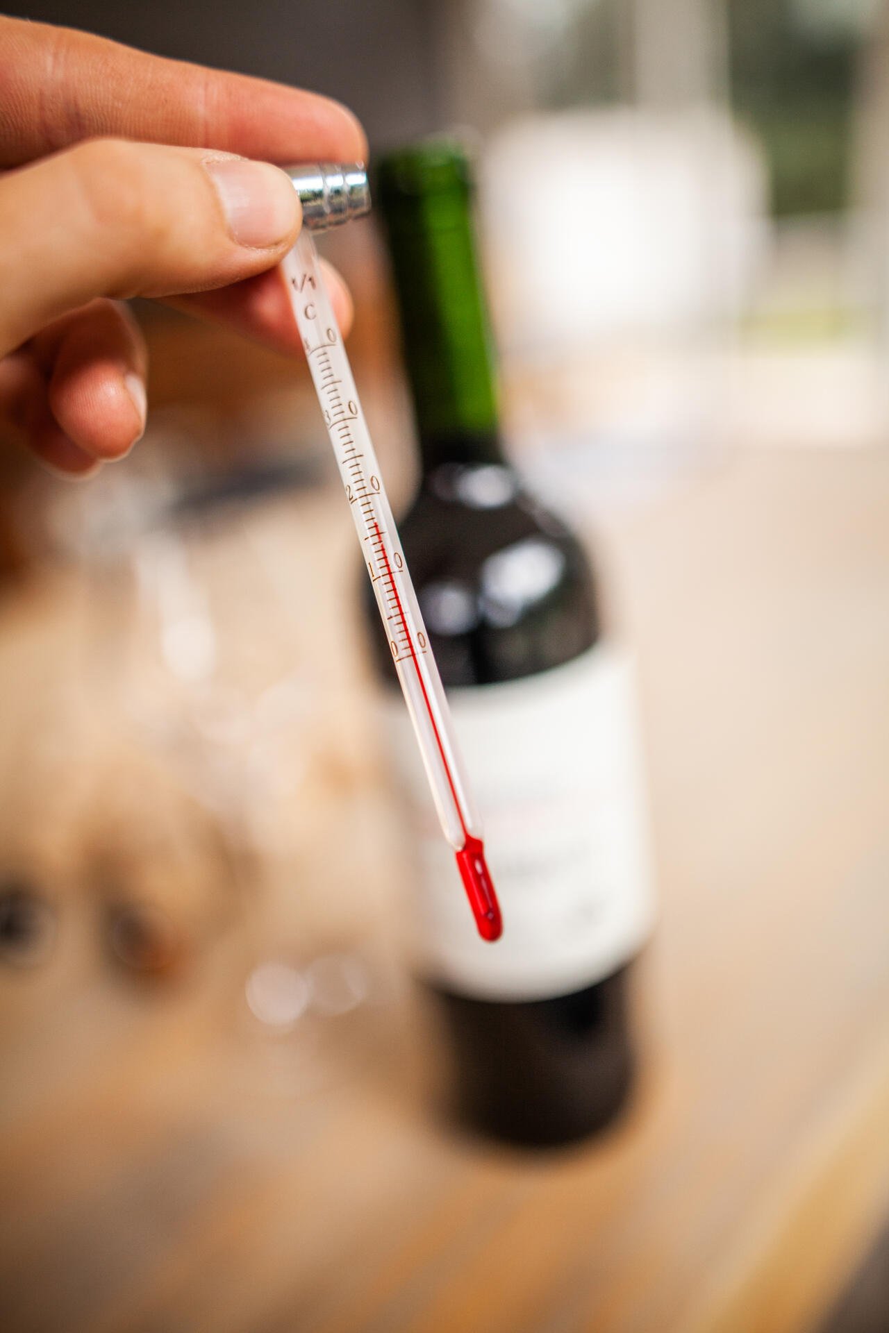 Die ideale Temperatur für reife Rotweine liegt bei 18 Grad Celsius. Nicht vergessen: Kerzen und warme Speisen auf dem Tisch erwärmen Wein im Glas schneller als gedacht.