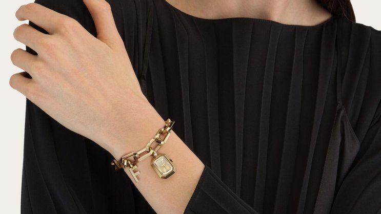 Wie ein Armreif liegt die Ferragamo-Uhr unauffällig am Handgelenk.