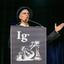 Der amerikanische Mathematiker Marc Abrahams in seiner Rolle als Zeremonienmeister an der Verleihung in Zürich. Er gründete den Witz-Nobelpreis 1991.