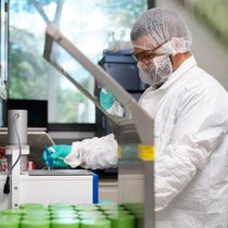 Blick in die Forschung bei Novartis. Die Konzerne sorgen sich um die Preise, damit sie genug Geld für weitere Innovationen haben.
