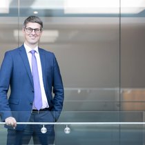 Tilmann Galler ist bei J.P. Morgan AM Kapitalmarktstratege. Der Deutsche produziert einiges an Research-Material, zuletzt über den Einfluss der Zinsen auf den Immomarkt und den Konsum.