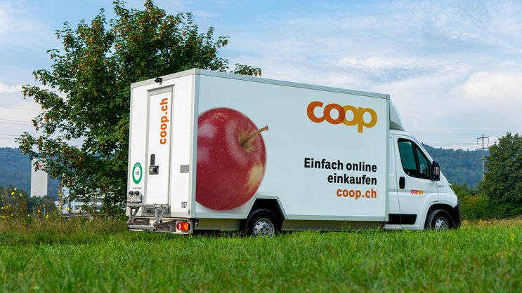 Coops E-Supermarkt wuchs 2025 um 10 Prozent: Lieferwagen von Coop.ch.
