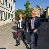 Pierin Vincenz (r.) in Begleitung seines Anwalts Lorenz Erni am Dienstagmorgen auf dem Weg ins Gericht.