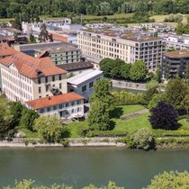 Die Fabrikantenvilla liegt in Windisch am Ufer der Reuss.