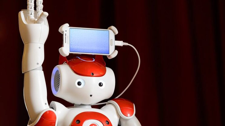 Neue Ausbildung: Künfitg muss es Menschen geben, die die Roboter erziehen und überwachen.