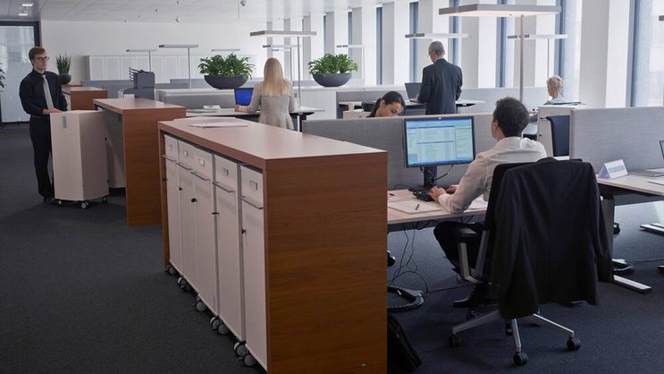 Desksharing: Der Arbeitnehmer sucht sich morgens einen freien Platz. Keystone