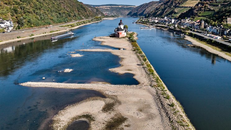 Die Zollburg Pfalzgrafenstein am Rhein: In der Gegend von Kaub ist der Pegel so tief, das kaum noch grosse Schiffe verkehren können (Bild vom 10. August 2026).