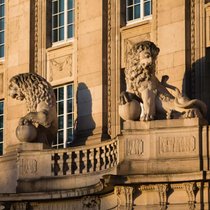 Mit Löwenfiguren ausgerüstet: Der Hauptsitz der Swiss Re in Zürich.