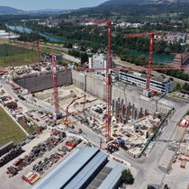 Grossbaustelle von Flexbase in Laufenburg: Am ehemaligen Sitz der Netzgesellschaft Swissgrid sollen ein Rechenzentrum und eine Gigawatt-Batterie entstehen. Gleich nebenan befinden sich die wichtigsten Strom-Importleitungen aus Deutschland.