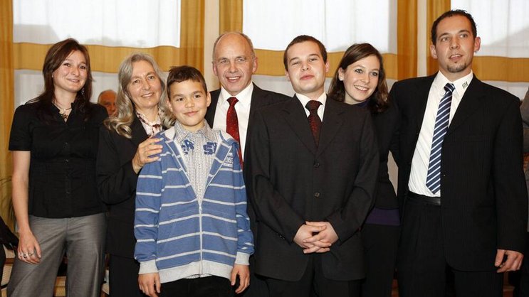 Grosse Familie: Ueli Maurer mit Frau Anne Claude und fünf seiner sechs Kinder. Keystone