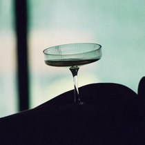 «Es gab Champagner, es gab die Frau, es gab Licht und Schatten, dazu korrelierend Reichtum, Nacktheit, Sichtbarkeit. Champagner sollte niemals einen Anlass benötigen, um unverhohlen kredenzt zu werden. Zum 35sten Geburtstag depeschiere ich die grossartigsten Glückwünsche.»