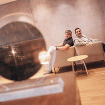 Frédéric Loizeau (l.) und Amir Ghadimi produzieren Chips, die Licht beugen, lenken und manipulieren.