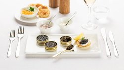 Die Swiss serviert First-Class-Passagieren bis Ende Februar Kaviar aus den Schweizer Alpen.