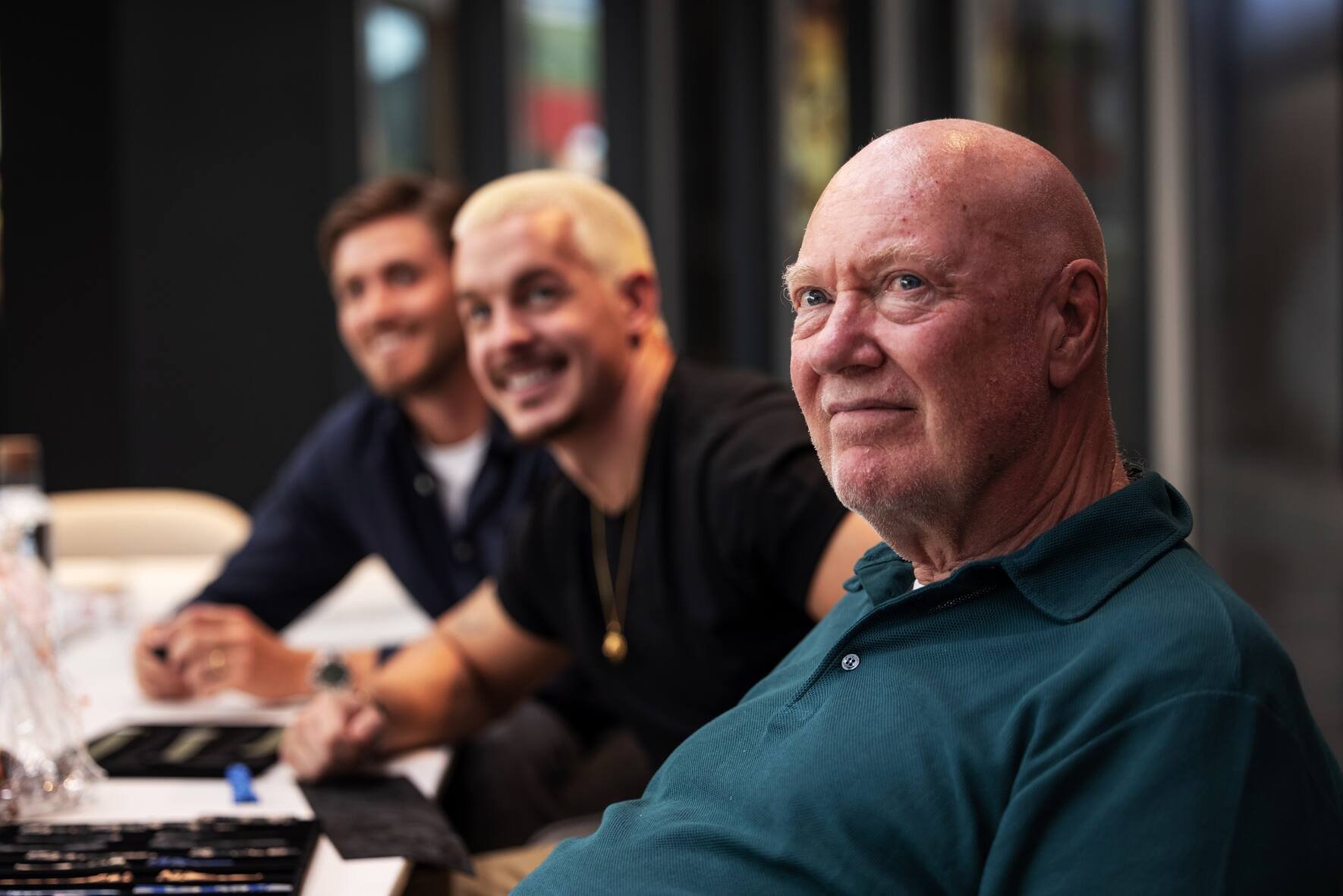 Ben Küffer, Dean Schneider und Jean-Claude Biver sitzen nebeneinander.