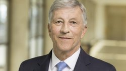 Letzte Runde: Ein Jahr noch bleibt Rolf Dörig Adecco-Präsident, dann löst ihn Jean-Christophe Deslarzes ab. Die Aktionäre hatten wenig Freude.