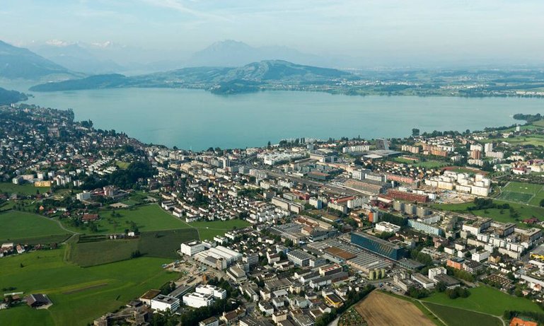 Die Stadt Zug von oben: Die Stadtverwaltung akzeptiert Bitcoin seit 2016 als Zahlungsmittel.