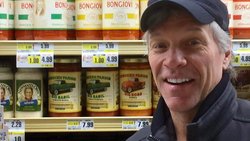 Jon Bon Jovi hilft mit seinem Promi-Status, die Pastasaucen seiner Familie zu vermarkten.