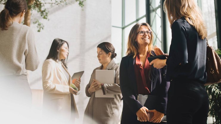 Austausch ist wichtig: An Finanzevents profitieren Frauen durch den Dialog.