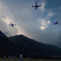 Drohnen im Formationsflug: Bald auch relevantes Transportmittel? Keystone