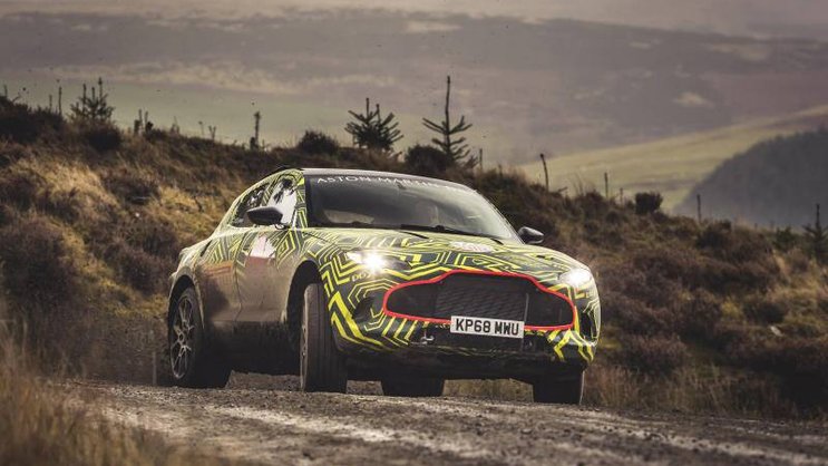 Als «Erlkönig», wie man getarnte Versuchsfahrzeuge nennt, ist der Aston Martin DBX bereits unterwegs.