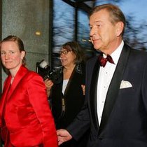 Adriana Ospel (l.), hier mit ihrem Gatten Marcel Ospel, steigt bei Fredy's aus. (Bild: Keystone)
