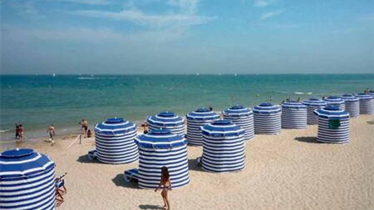 Strand bei Cabourg: Sand und Meer beflügeln die Touristen, so wie Marcel Proust vor 100 Jahren.