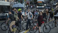 Je nach Ernährung für die Energiezufuhr schneidet das Velo auf längere Distanzen ökologisch gar nicht so gut ab: Velodemonstration «Critical Mass» in Zürich.