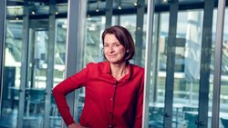 Exorbitante Steuern, fehlende Fachkräfte, bürokratische Behörden und ein Flughafen ohne interkontinentale Anbindung: Deshalb ist SGS von Genf nach Zug umgezogen – nicht wegen des Arbeitsweges von CEO Géraldine Picaud.