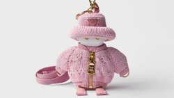 Schlüsselanhänger: Weicher Roboter-Anhänger mit Strickjacke von Prada. Preis: 1140 Franken.
