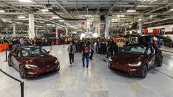 Am Sonntag sind im Tesla-Werk im kalifornischen Fremont Tesla die letzten Modelle S und X produziert worden.