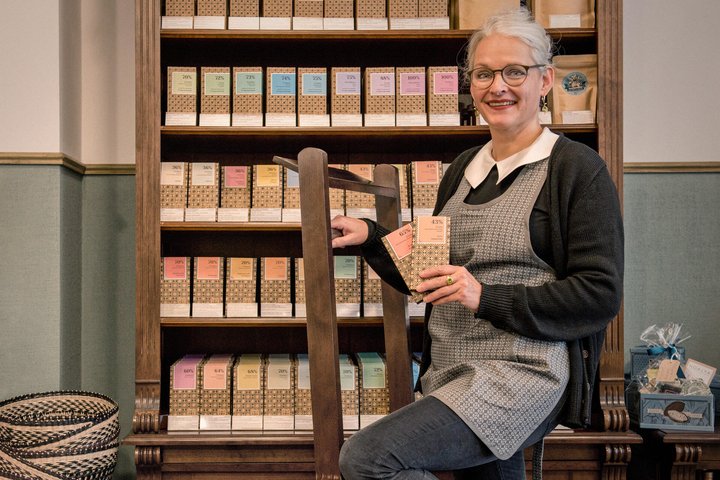 Maren Gnädinger verkauft in ihrem Laden Xocolatl in Basel über 600 verschiedene Sorten.