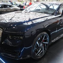 Bei den Black-Badge-Versionen des Rolls-Royce Spectre des Modelljahres 2026 erhalten der Pantheon-Kühlergrill und die „Spirit of Ecstasy“-Kühlerfigur eine dunkel eloxierte Oberfläche