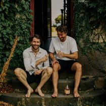 Gian (l.) und Florian Grundböck gründeten die Gin-Manufaktur Deux Frères in Zürich.