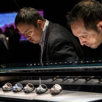 Im Banne der Uhren: Besucher am Stand von Audemars Piguet am Genfer Uhrensalon.
