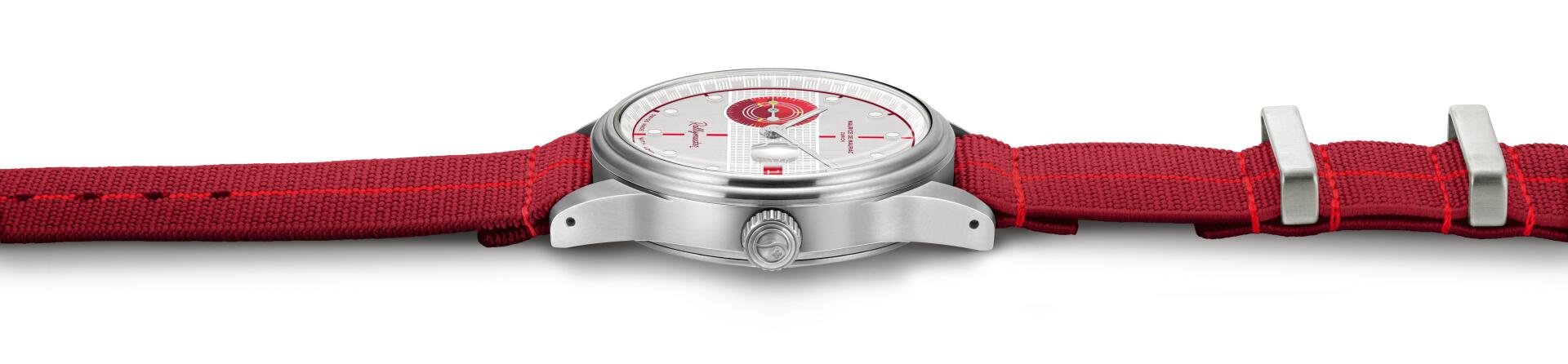 Die Uhr mit Textilband.