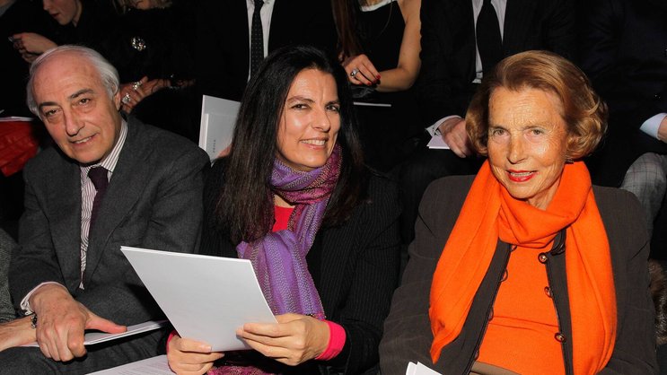 Die verstorbene L'Oréal-Erbin Liliane Bettencourt (r.), mit ihrer Tochter Françoise Bettencourt-Meyers und deren Mann (2012).