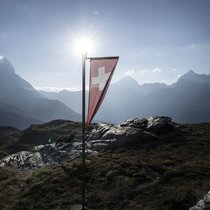 Die Sonne am Matterhorn: Der Berg ist ein Wahrzeichen der Schweiz.