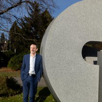 «Ich bin überzeugt, dass die Geisteswissenschaften wichtiger werden»: Machuel vor dem Adecco-Hauptsitz in Zürich-Seefeld.