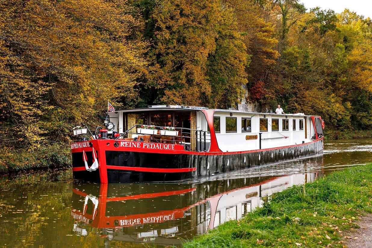 Flussfahrt Schiff Reine Pedauque