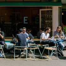 Café Coffee im hippen Zürcher Quartier Wiedikon: Dank der hohen Lebensqualität leben und arbeiten Expats gerne in der Schweiz.