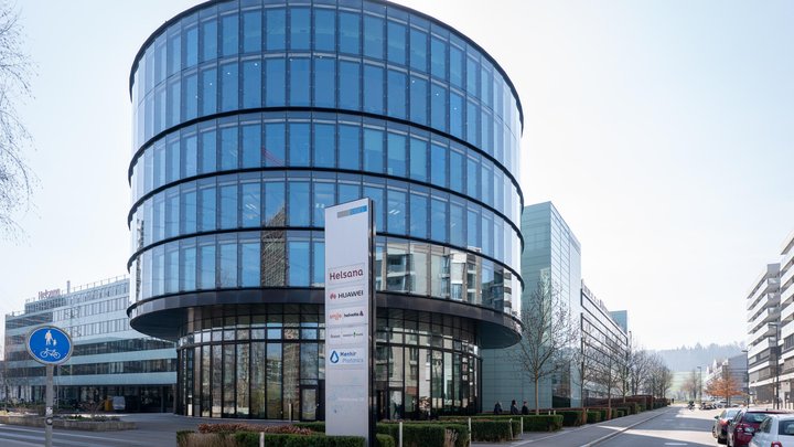 Stettbach: Noch hat es hier erst Arbeitsplätze für 300 Vollzeitstellen, doch der Standort Stettbach im zürcherischen Dübendorf soll nun ausgebaut werden und unter anderem Angestellte aufnehmen, die bislang nach St. Gallen pendelten.  Dem Vernehmen nach soll sich die Helvetia Baloise auf ein zusätzliches Stockwerk ausdehnen. Am Standort sind heute unter anderem die Digitalversicherung Smile und Teile der Speciality Lines von Helvetia angesiedelt.