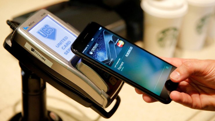 Einfach hinhalten: Was bei Apple Pay als Vorteil gilt, funktioniert seit 2014 in der Schweiz auch bei der Kredit- und der Debitkarte.