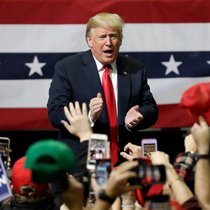 Donald Trump, der mit Executive Orders am Parlament vorbei regiert.