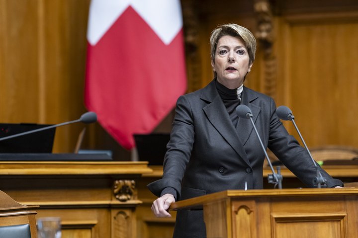 KEYPIX - Bundespraesidentin Karin Keller-Sutter spricht zum Bericht der Parlamentarischen Untersuchungskommission PUK zur Krise der Credit Suisse, an der Fruehjahrssession der Eidgenoessischen Raete, am Dienstag, 18. Maerz 2025 im Nationalrat in Bern. (KEYSTONE/Alessandro della Valle)