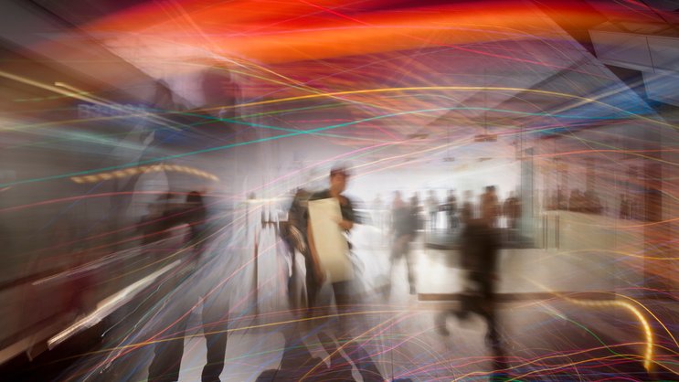 Hektischer Büroalltag: Eine verkürzte Arbeitswoche soll Stress reduzieren – und so die Produktivität erhöhen.