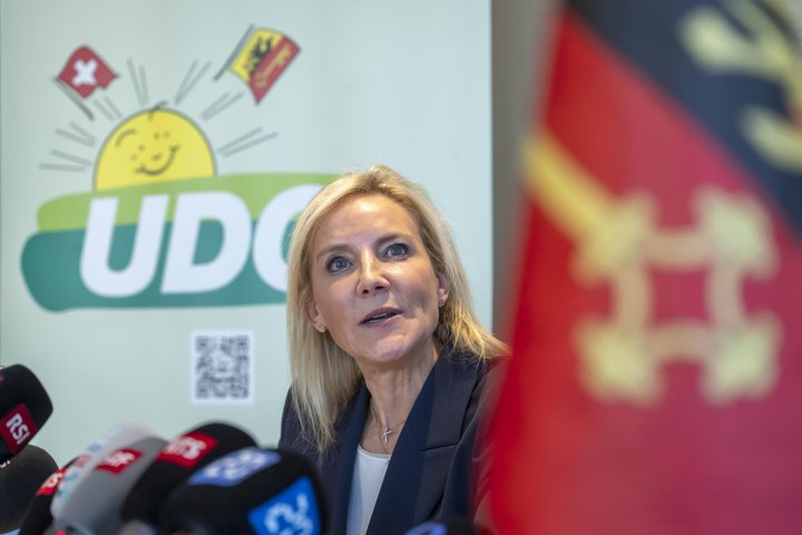 Celine Amaudruz, la vice-presidente de l'UDC Suisse et conseillere nationale, s'exprime lors d'une conference de presse pour annoncer sa candidature a la succession de Guy Parmelin au Conseil federal, ce jeudi 15 octobre 2026 a Geneve. (KEYSTONE/Martial Trezzini)