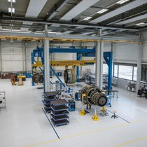 Hier wurde einst Mineralwasser abgefüllt, jetzt werden in der Halle Triebwerke gewartet.