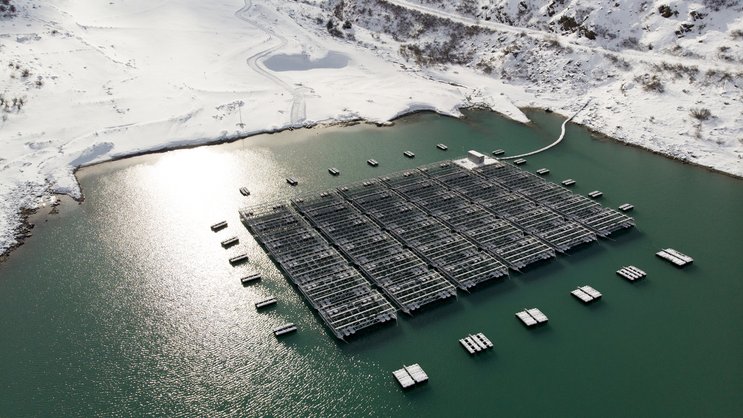 Solarzellen: Sie schwimmen auf dem Lac des Toules, einem Stausee in Bourg-Saint-Pierre VS, 1810 Meter über dem Meer.