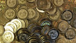 Bitcoin Tokens: Die digitale Währung soll in der Schweiz etabliert werden. (Bild: Keystone)